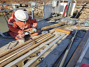 December 2020 - Removal of a sediment core from the drilling equipment